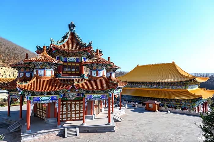 黄色琉璃瓦覆盖的建筑尽显金碧辉煌,给人一种走进了皇宫的感觉.