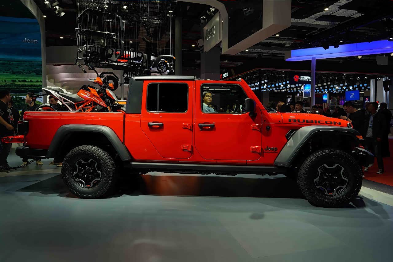车展上的红色牧马人皮卡
