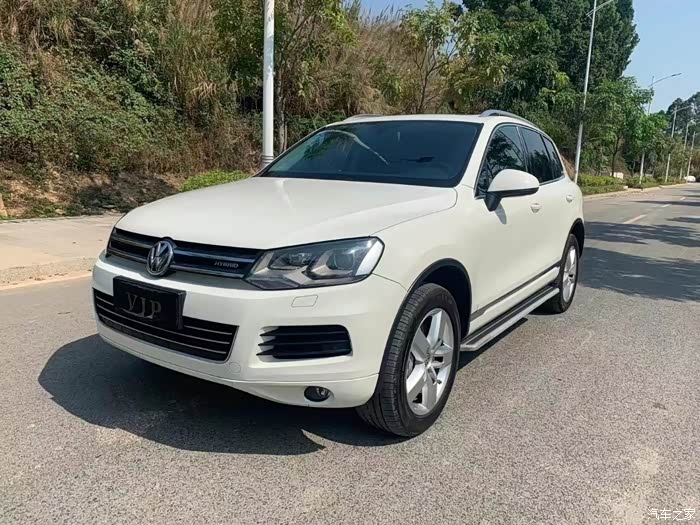 这款白色的大众途锐就是好看,黑色的内饰真是优雅,后背箱很大.