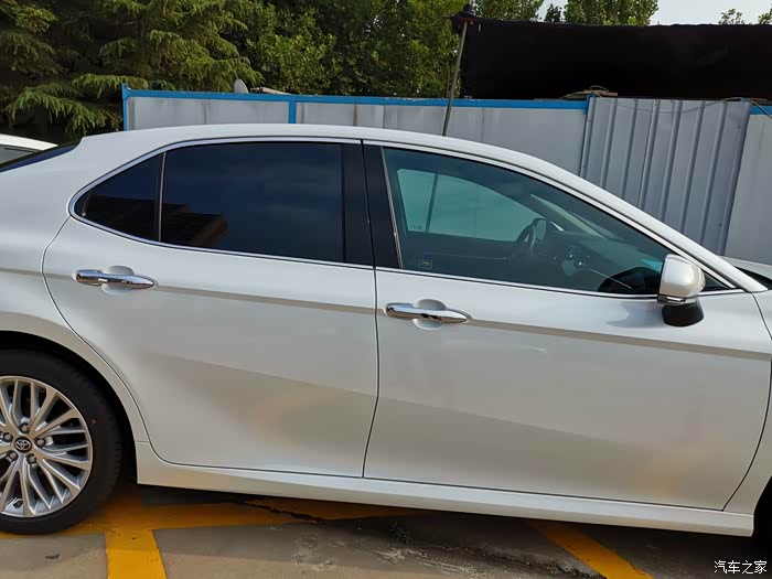 我用的酷思迪冷金属六级,主副驾也用的前挡膜