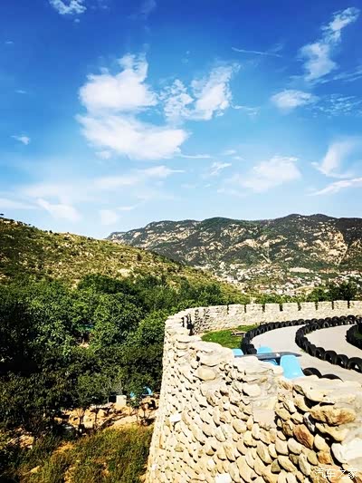 济南马套将军山坐落在济南的南端,五岳独尊泰山脚下.