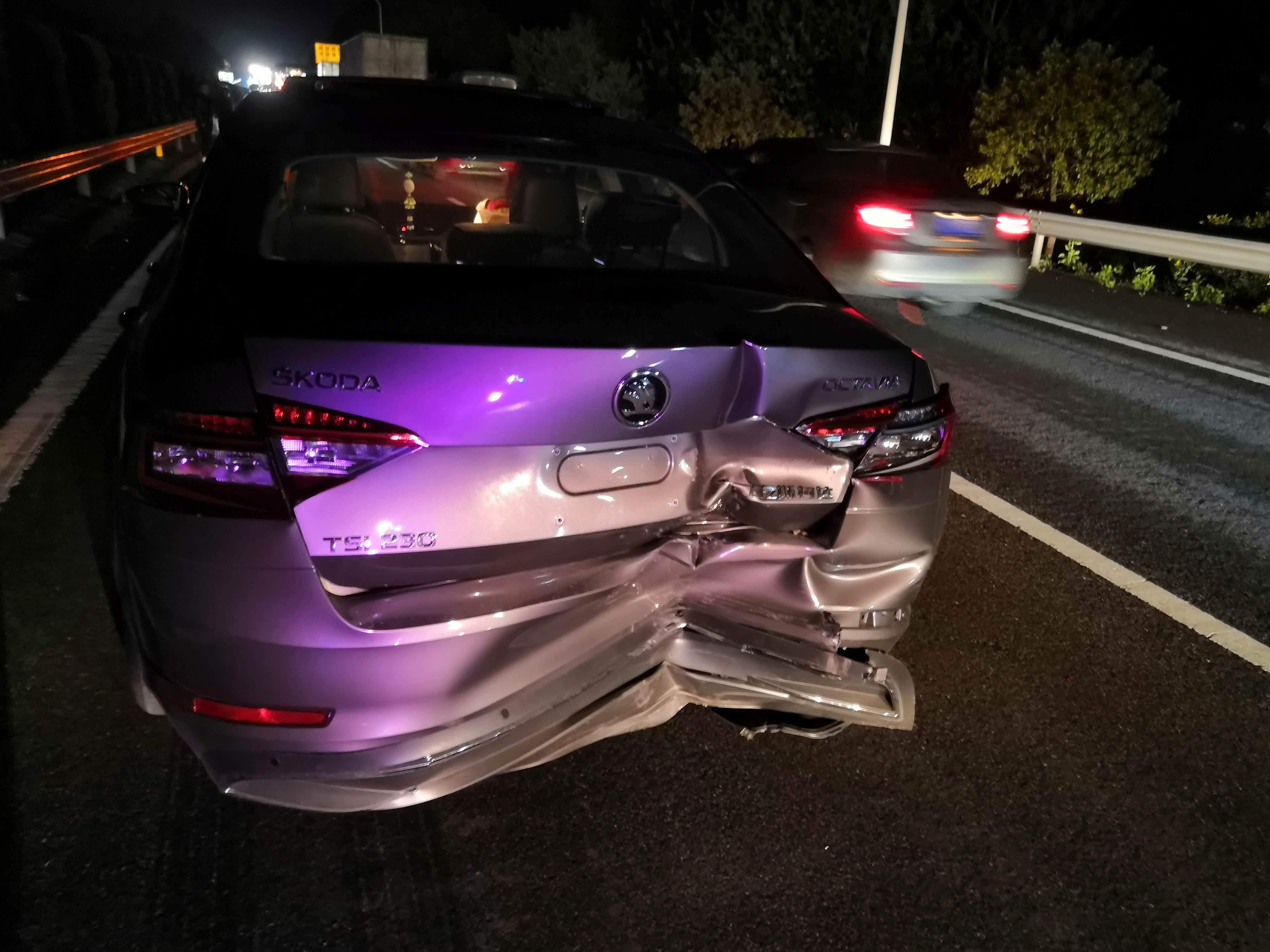 爱车被撞了,忧伤