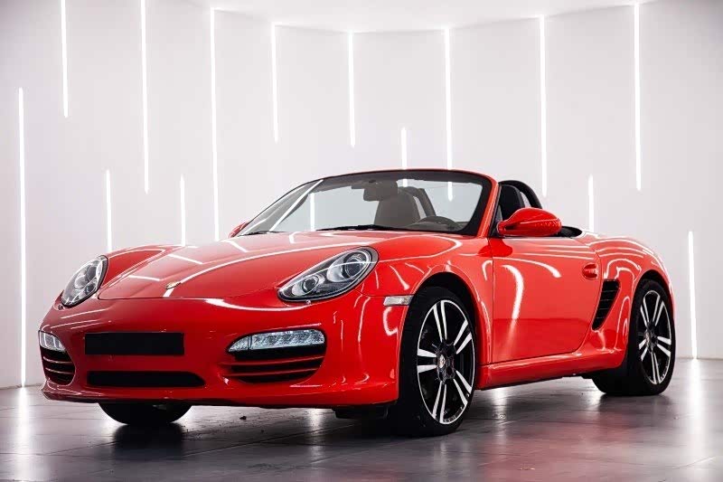 红色的保时捷敞篷车最迷人的样子