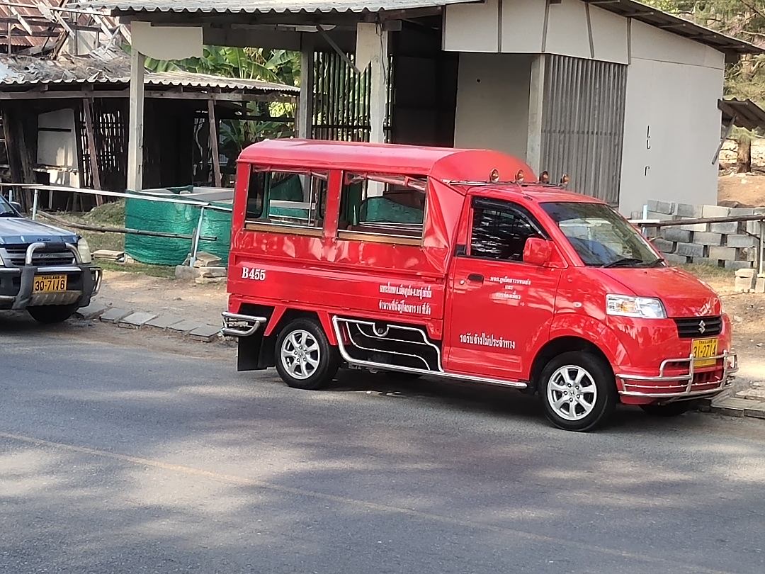 普吉岛成堆的铃木小货车