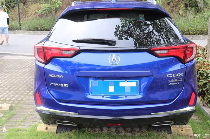 停车场内分享爱车蓝色讴歌cdx