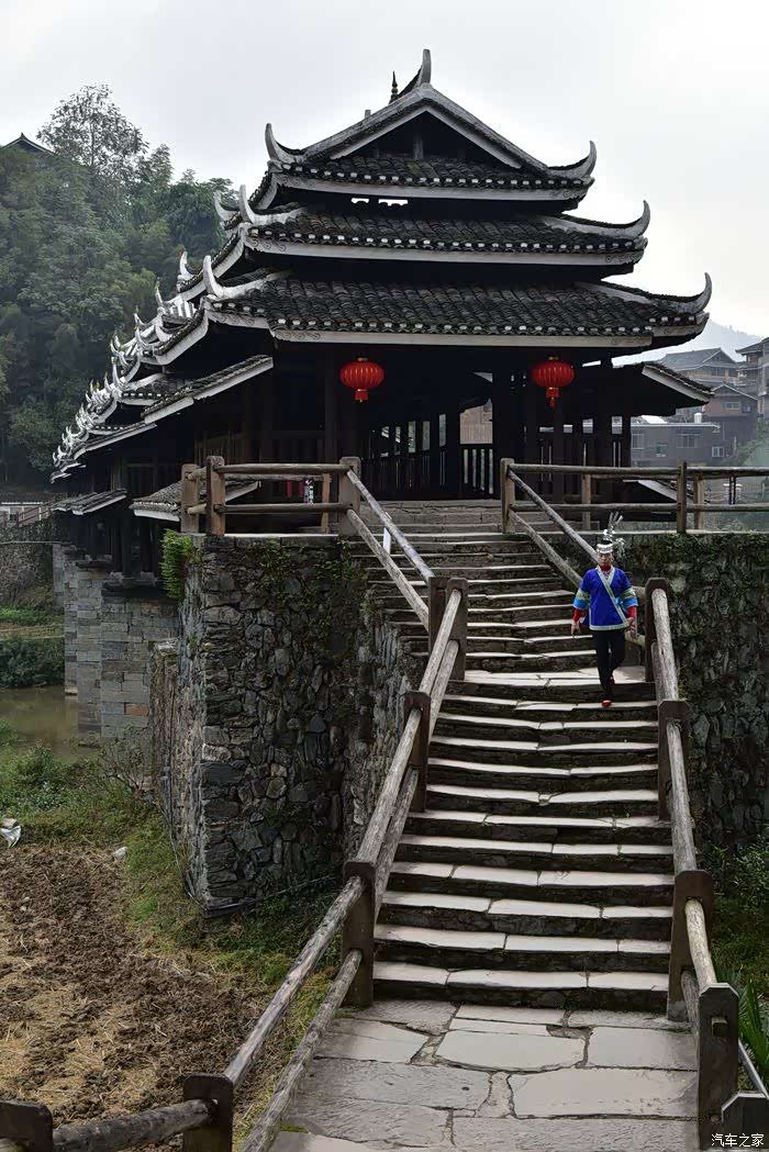 侗族的木结构建筑的典范是风雨桥