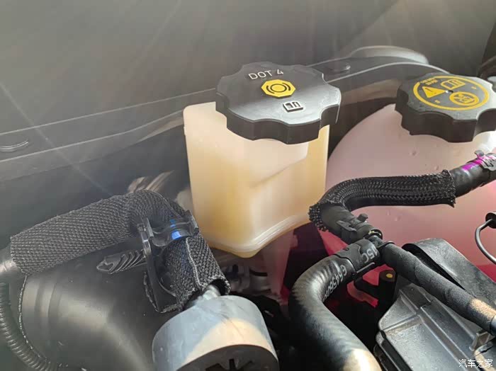 有图制动液罐没看到刻度怎么看制动液是否合适