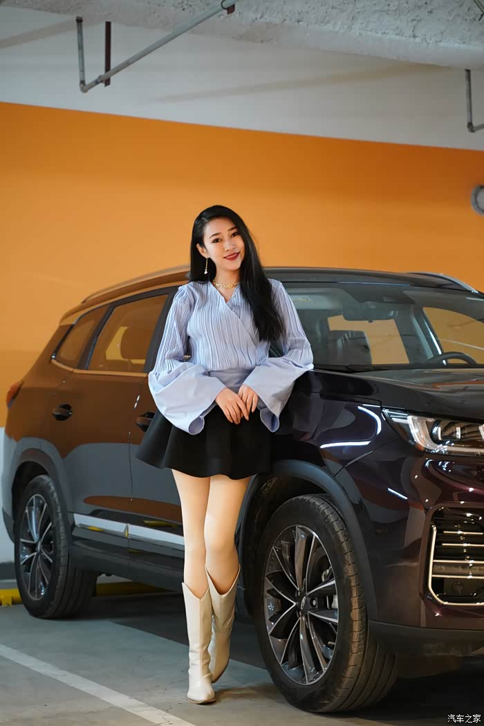 长腿女神尽享圣诞平安夜感受瑞虎8plus的豪华品质