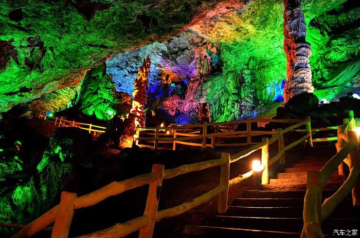 携三儿游览万象洞