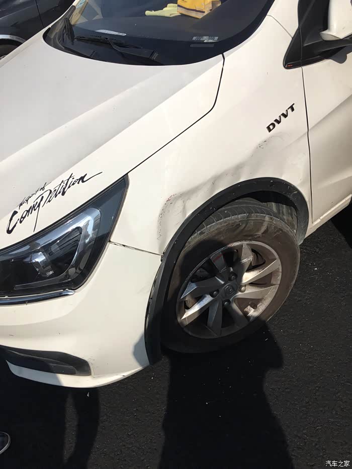 早上跑高速跟大卡车刮擦了