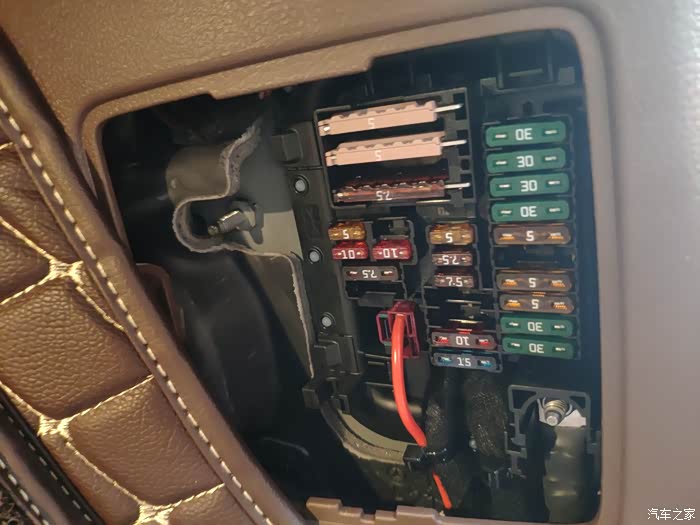 【图】2020款e260副驾驶保险盒点烟_奔驰e级论坛_汽车之家论坛