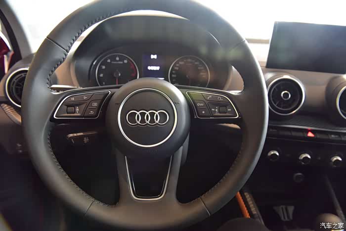 三幅式多功能式方向盘,握感极佳,操作也非常方便,行车信息,多媒体