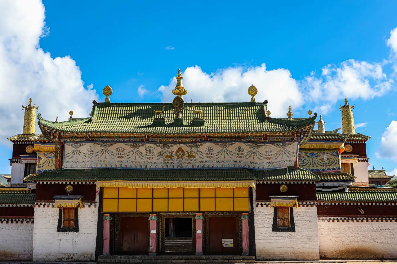 各莫寺"又名慧圆寺,全称吉祥讲修兴隆院,寺庙至今已有二百多年