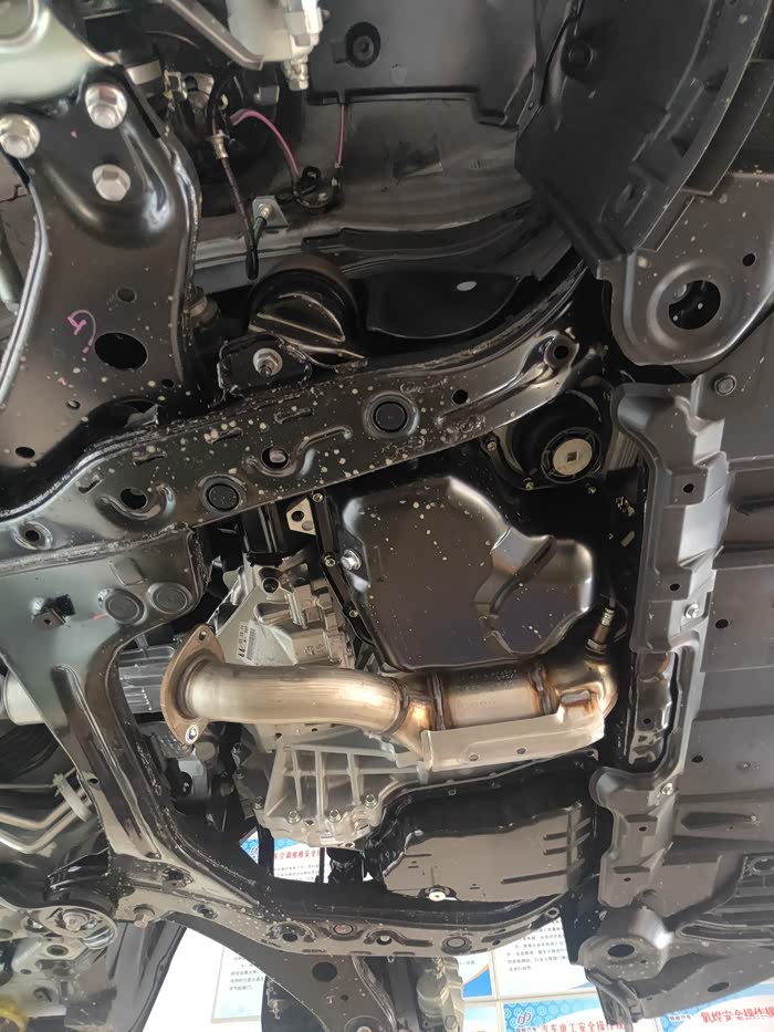 汉兰达骑士版白色车底盘装甲