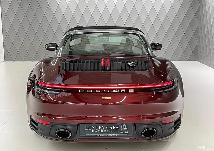 酒红色保时捷那圆润的尾部有一种魅力,这样的敞篷风格真是迷人.