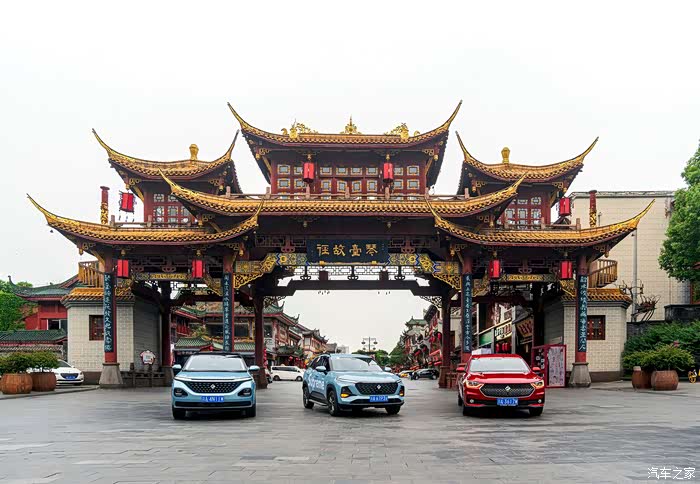 成都姐妹花开着新宝骏巡游,蜀都风景