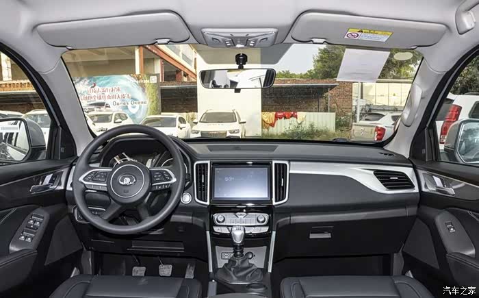 长城炮内饰在国产皮卡中,算是兼顾了日常舒适性和高级感,整体内饰看着