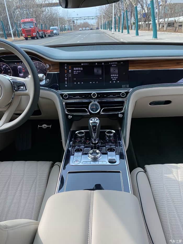 2021款宾利飞驰首发限量 这个颜色可以欣赏一下,剥夺眼球的颜色