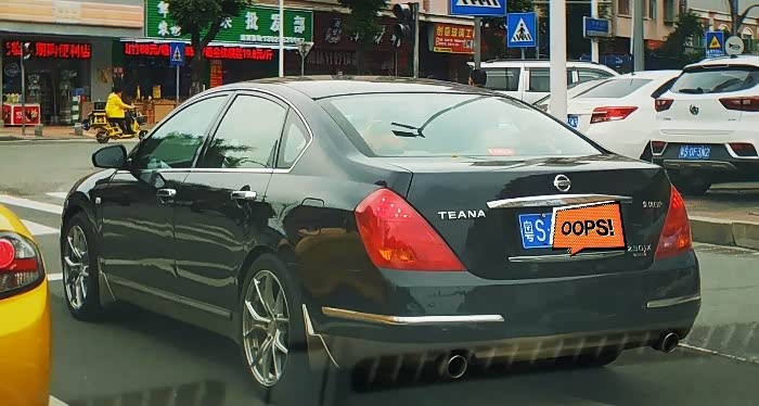 2005款天籁230jk排气管外露&日规中网加v6标&更换全车卡扣作业