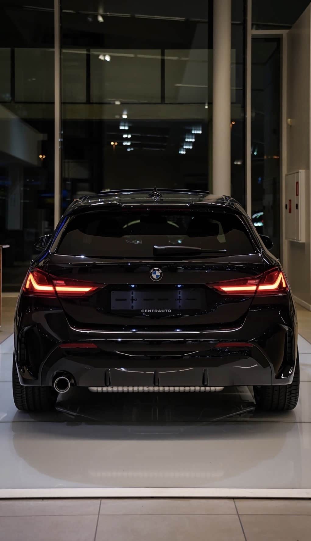 全新宝马1系黑色车漆十分精神,细节之处质感完美