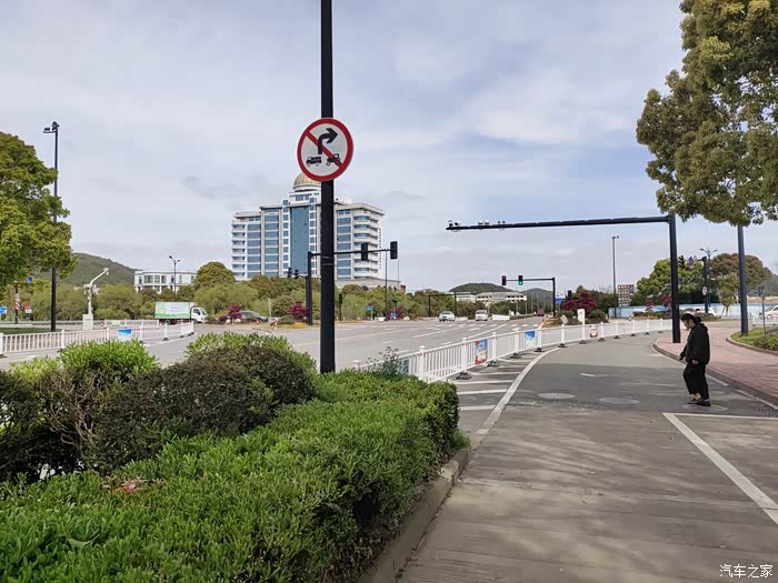 路过红绿灯路口前方200米处就是高速入口