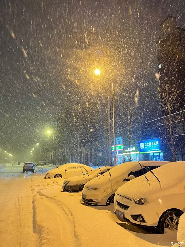 大雪纷飞图片夜景图片