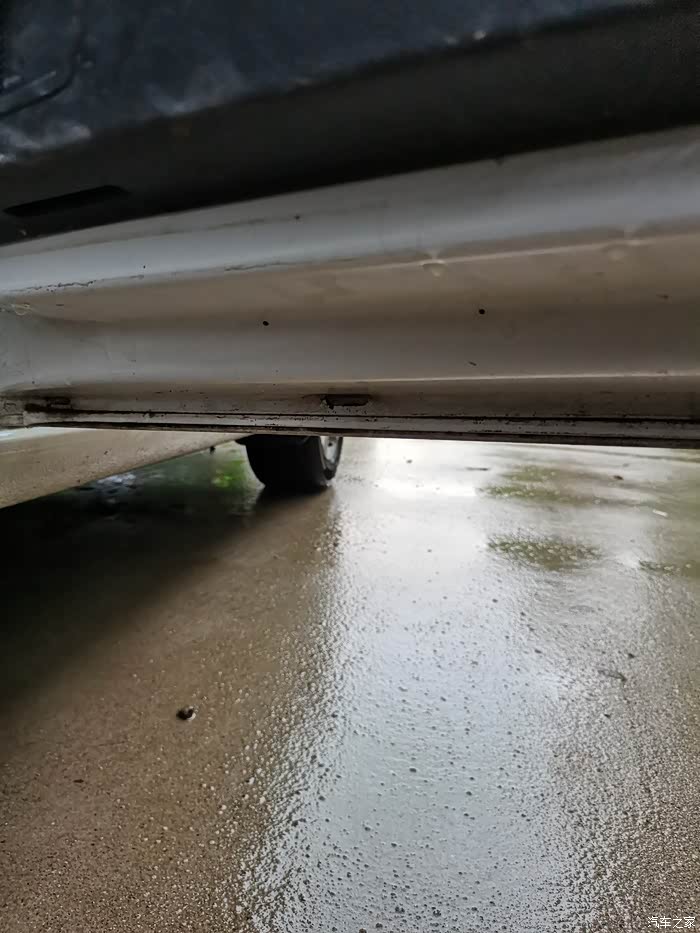 雨季来临清理一下车上的排水孔