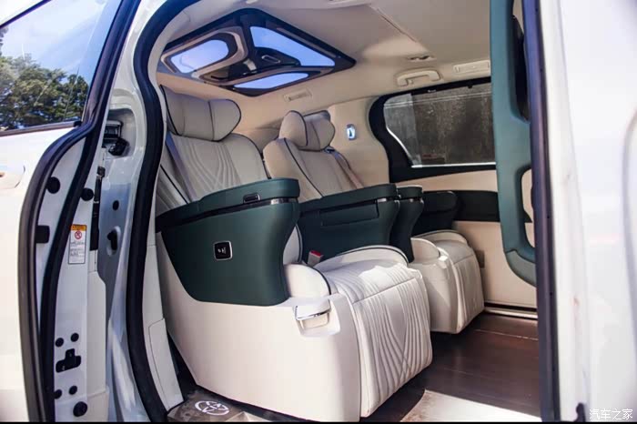 丰田塞纳整车内饰升级