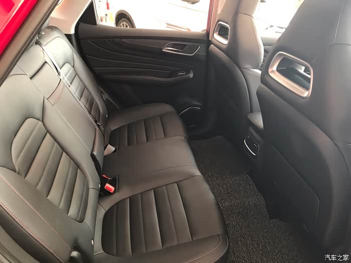 后排的座椅材质一样舒服,关键这个空间,2720的轴距,够大.