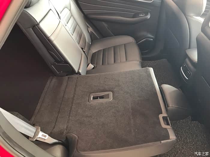 后排座椅可以46比例放到,这个设计非常好用,随性