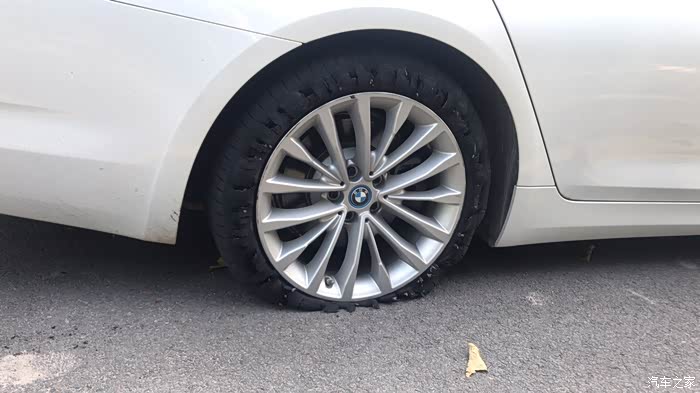 宝马5系新能源轮胎爆胎