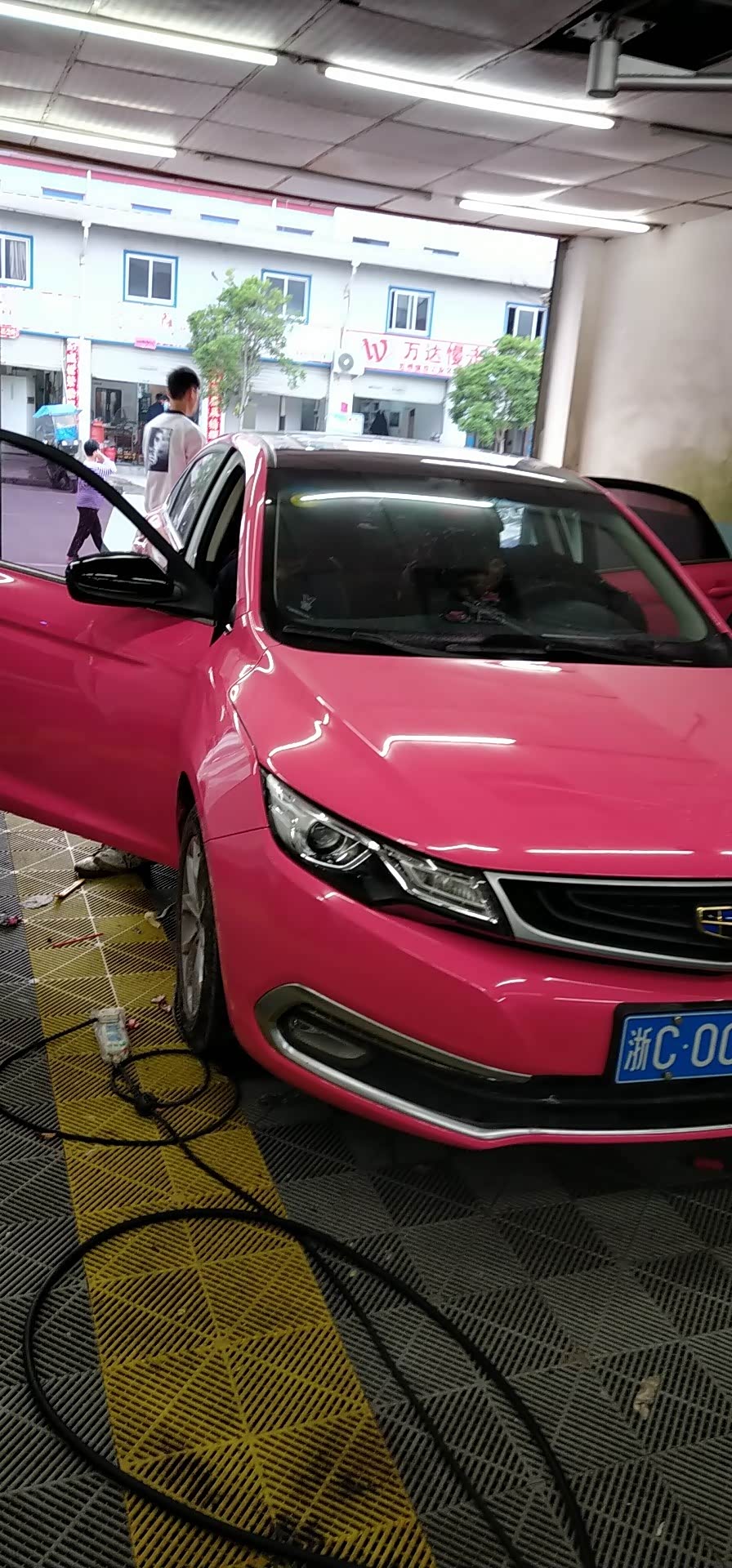 粉色吉利帝豪gl