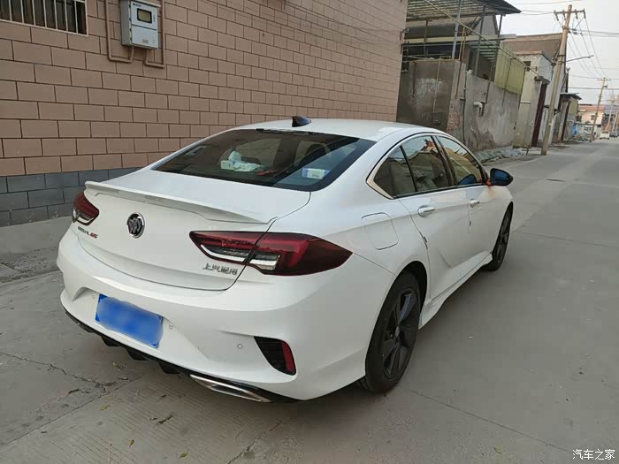 白色的君威gs低调的品质者