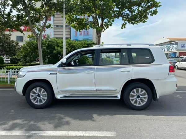 8缸动力7座,空间不输q7,陆巡真霸气