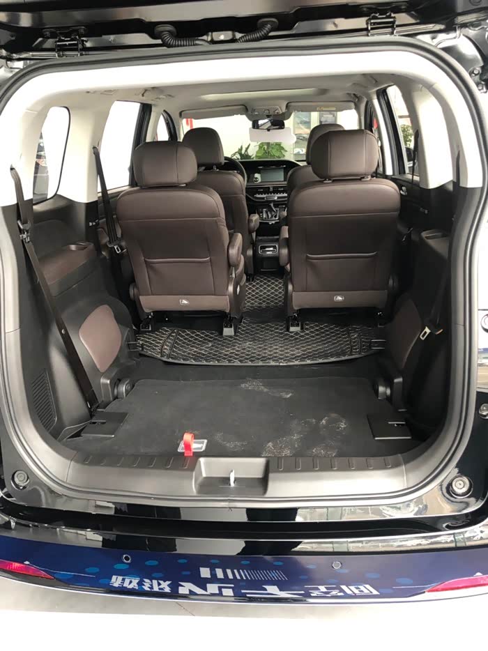 主要去看后备箱,中间有两个铁钩子,容积比奥德赛小很多!