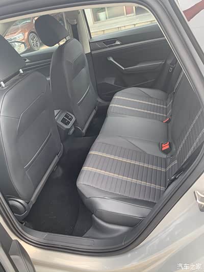 后排乘坐空间也是比较宽裕的,相对于之前的老款两厢车,新款朗逸空间