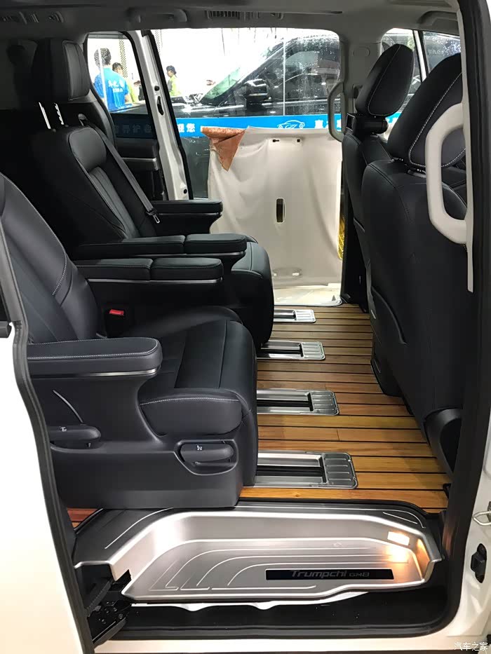 传祺gm8木地板铺上了高大上