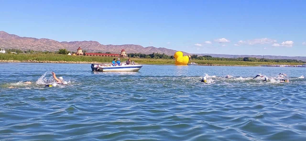 凉城岱海旅游风景区正在举办青少年铁人三项运动比赛.