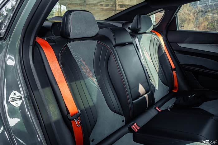 【图】吉利缤瑞cool 环抱式竞技座椅 驾驶风格硬朗 运动模式激进_户外