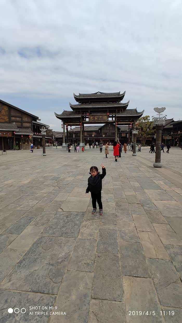 停车场出来就是龙公广场了,很气派,开阔.