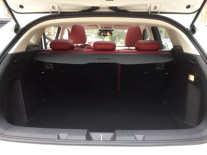 再来看看后备箱,放个行李箱婴儿车什么的完全没问题