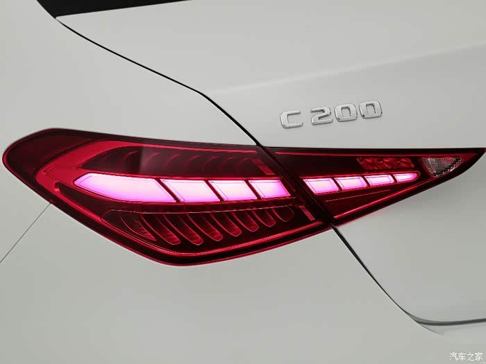 新c级尾灯差强人意,可以改成贯穿式的参考新e级改装案例.