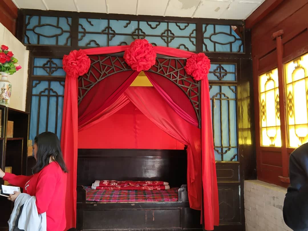 张生和崔莺莺的洞房,红绸高挂,喜字满堂