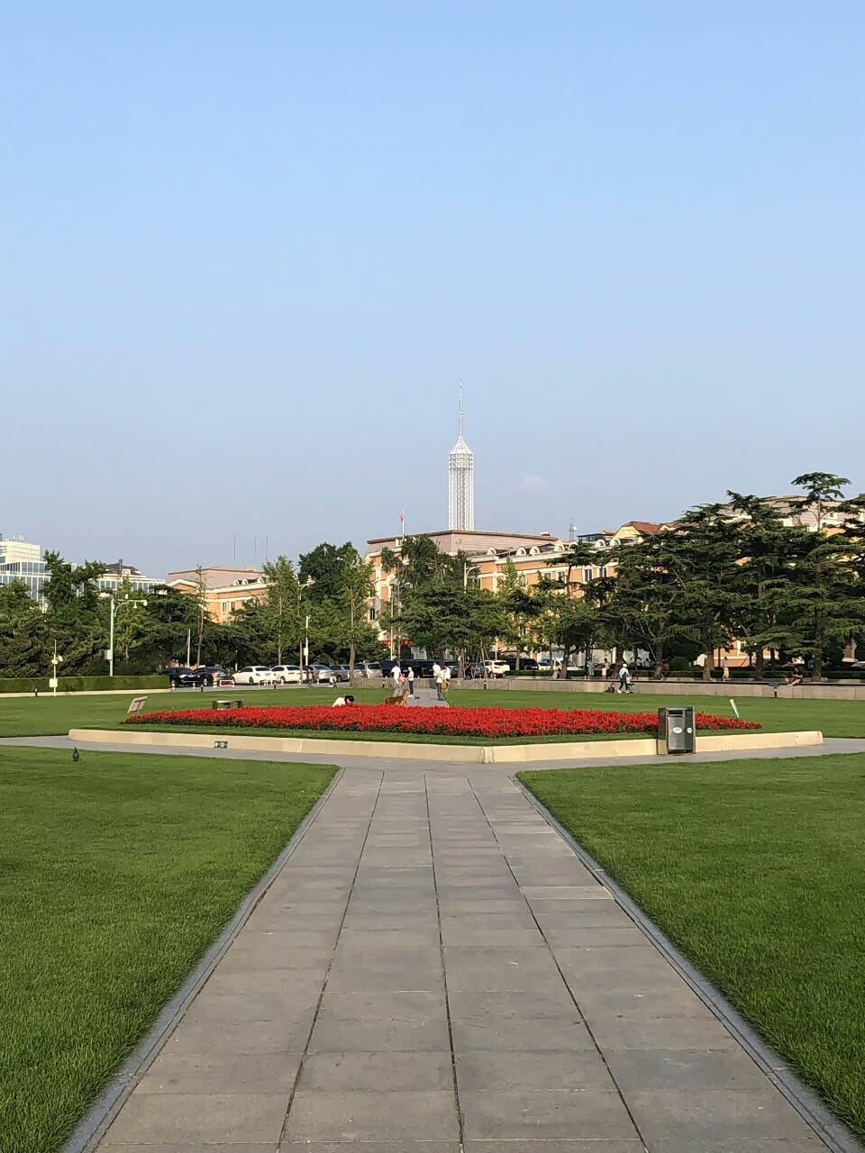 原来叫斯大林广场,有苏联红军塑像和纪念碑,不过现在已经迁走了.