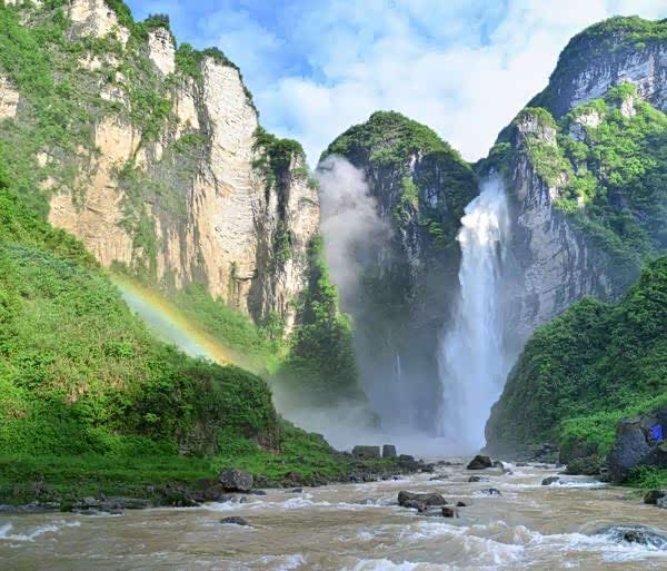 尖朵朵瀑布位于凤凰县柳薄乡是中国落差最大的瀑布之一