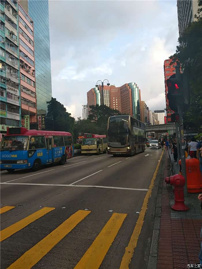 这就是香港了,海边人得见过车水马龙