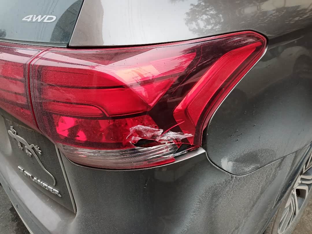 【图】后尾灯撞了个洞!_欧蓝德论坛_汽车之家论坛