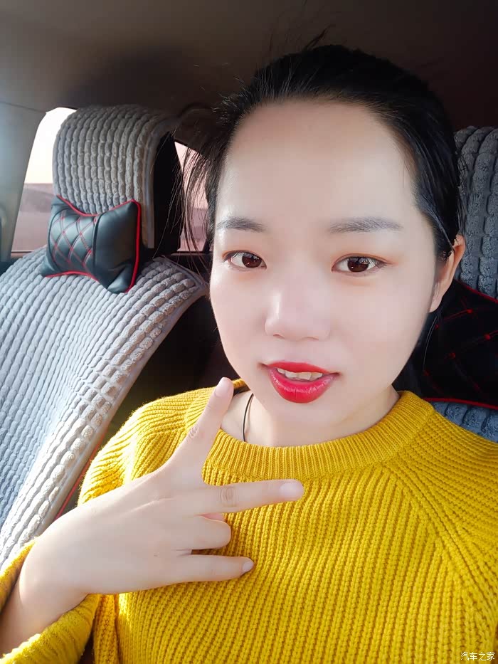 臭美媳妇,上班路上车上玩自拍.