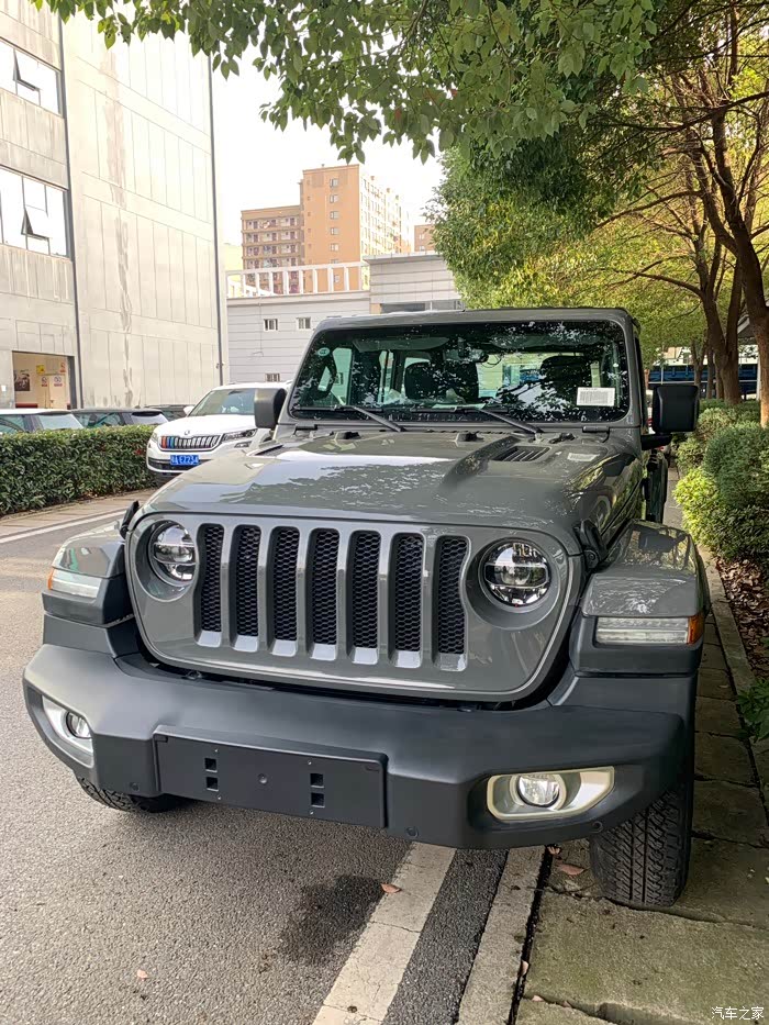 18款牧马人"银河灰"有人亲眼看过这颜色吗?感觉怎么样?