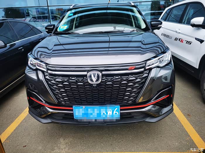 cs55plus蓝鲸版,幻影灰色的外观看上去特别时尚大气,散发出青春的活力